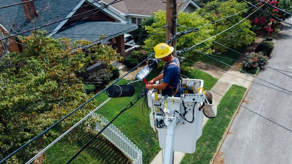 Intervention d’un technicien sur une ligne du réseau électrique
